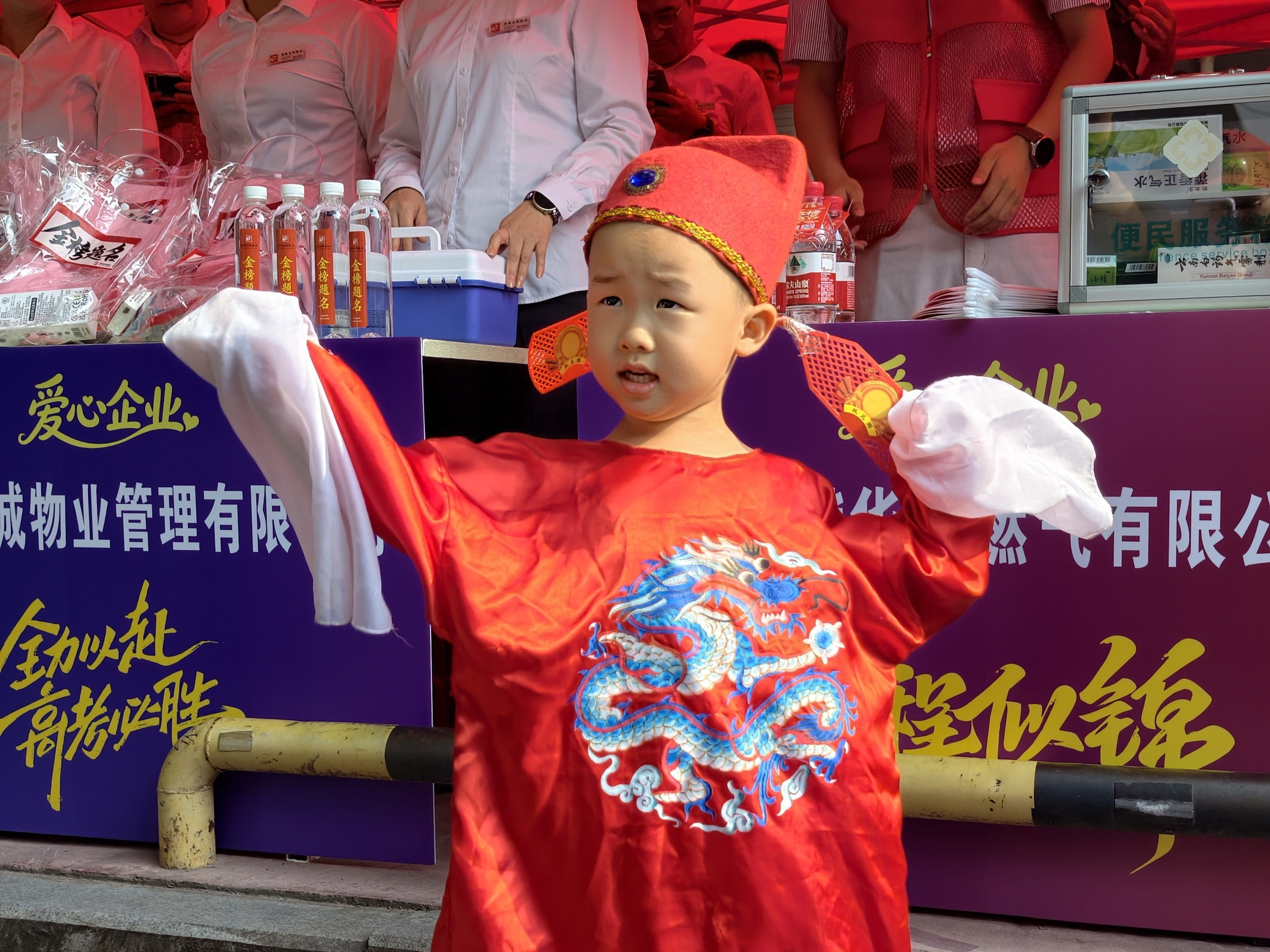 合肥市五十中学西校教育集团贵池路校区考点外，三岁半萌娃演唱女驸马中状元，为哥哥加油打气。_副本.jpg