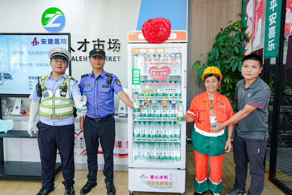 户外工作者为爱心冰柜点赞_副本.jpg